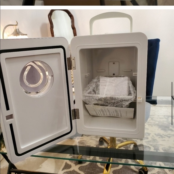 💕SOLD💕 Monat Skincare Mini Beauty Fridge - Picture 3 of 8